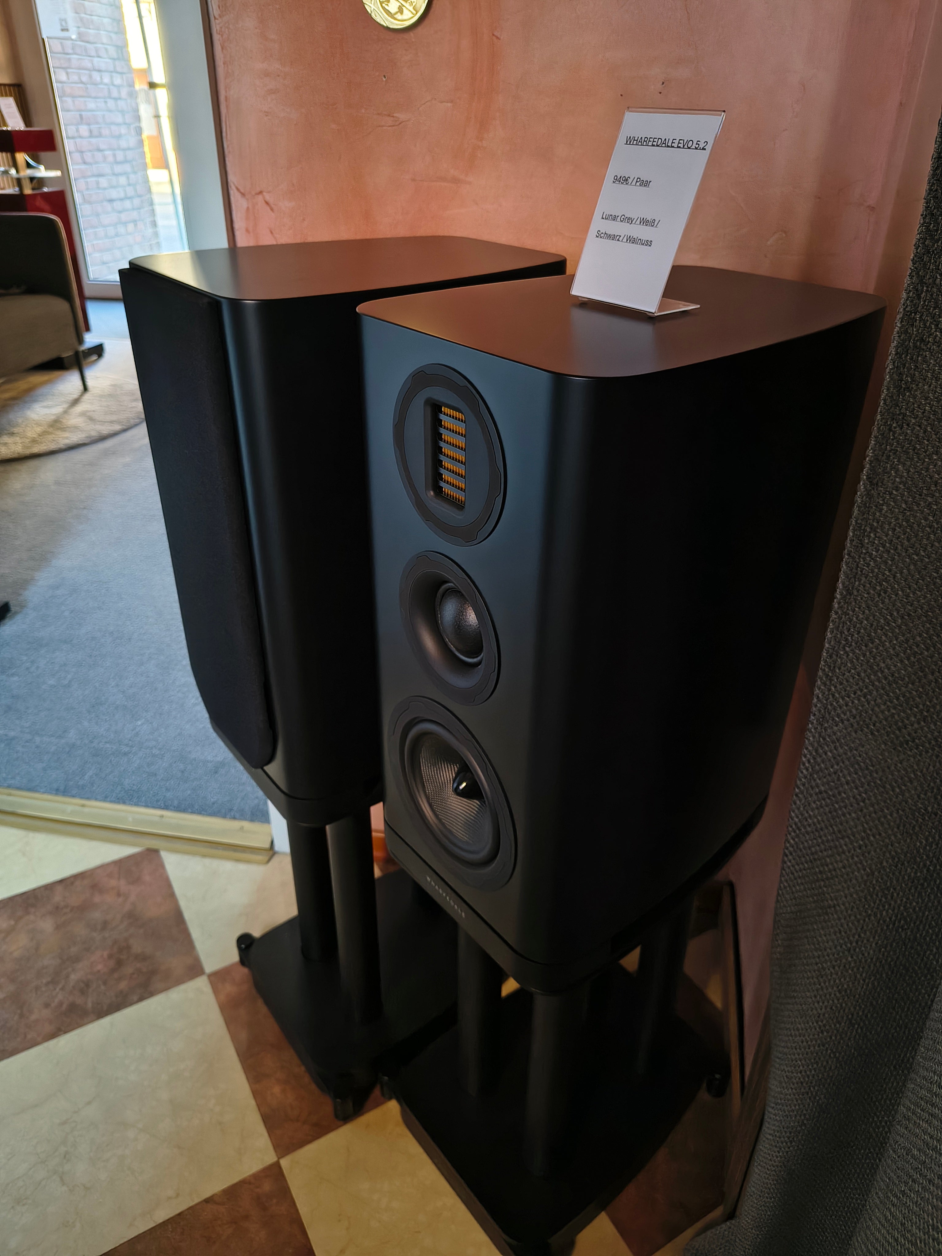Wharfedale EVO 5.2 + EVO 5.2 Stands (Paketpreis - Aussteller)
