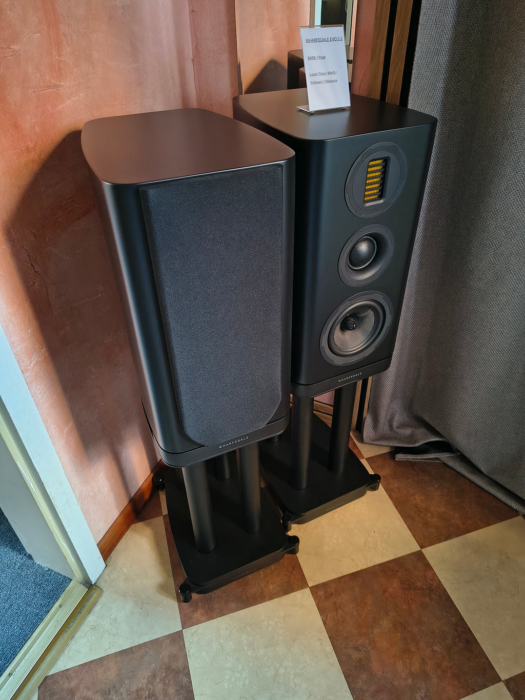 Wharfedale EVO 5.2 + EVO 5.2 Stands (Paketpreis - Aussteller)